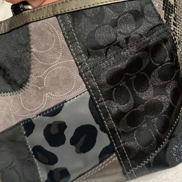 Black coach - Picture 6 of 6